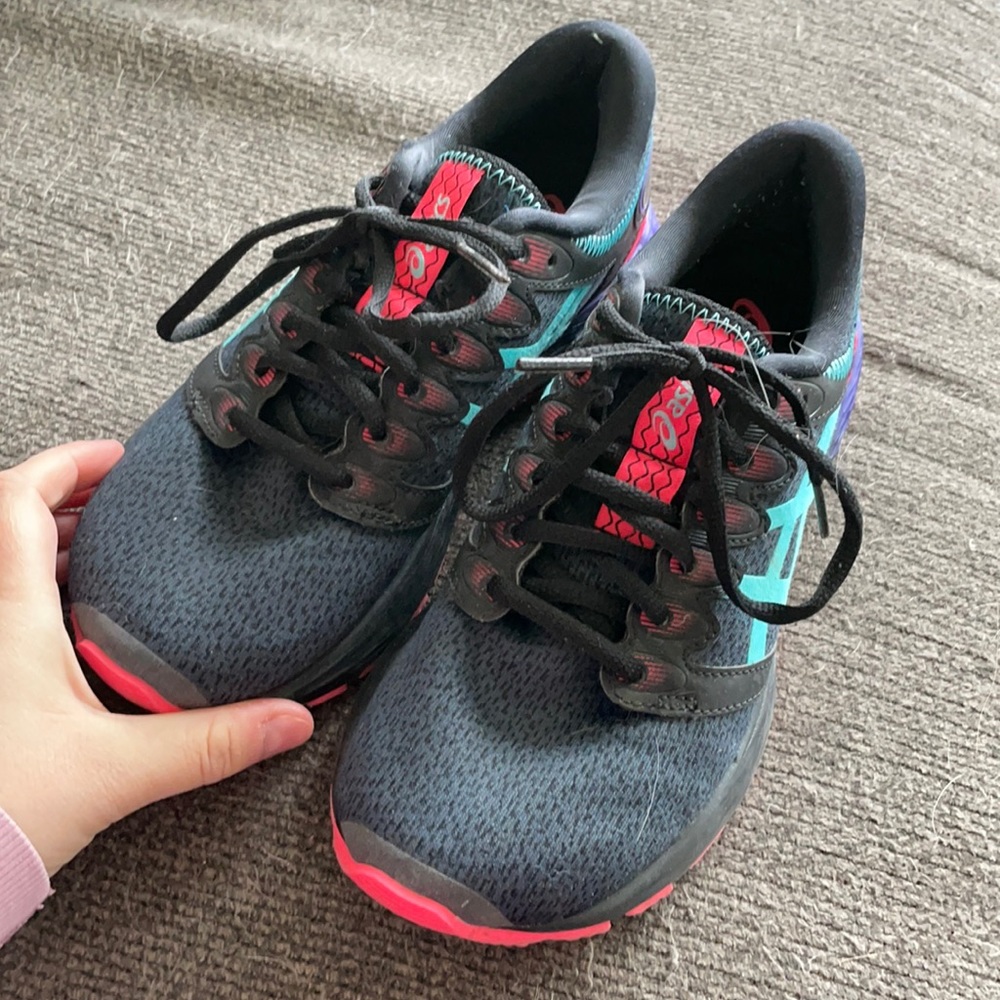 Asics tennis shoes